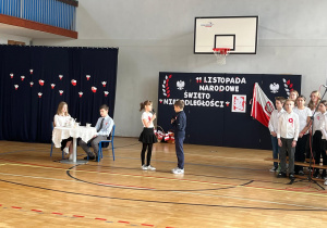 Uczniowie z klasy 4c recytują wiersz – „Kto Ty Jesteś? Polak mały”.
