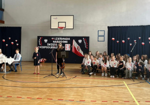 Występ uczennic z klasy 4b i 5b podczas uroczystości.