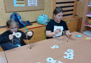 Zabawa w wędkarza.Za pomocą wędki uczestnicy łapią rybki z obrazkami, których nazwy zawierają głoski szumiące, ćwiczenia słuchowe.