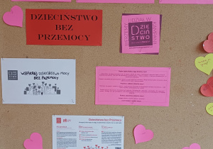 Tablica z informacjami o Ogólnopolskiej Kampanii - Dzieciństwo bez Przemocy.