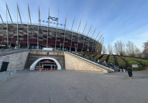 Uczniowie wchodzą po schodach na Stadion Narodowy PGE i spotkanie z przewodnikiem.