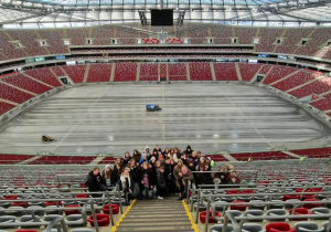 Zdjęcie grupowe na stadionie.