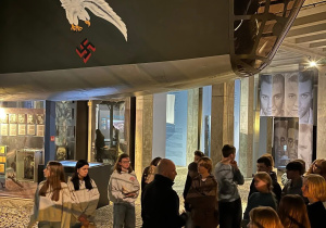 Grupa znajduje się z przewodnikiem w sali pod Liberatorem - repliką samolotu Liberator B-24J w skali 1:1