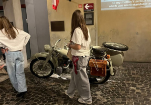 Grupa uczniów ogląda ekspozycje w Muzeum Powstania Warszawskiego.