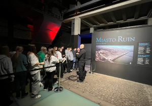 Młodzież przed wejściem na salę kinową w Muzeum.