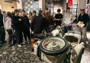 Zwiedzający poruszają się w scenerii sprzed siedemdziesięciu lat, chodzą po granitowym bruku wśród gruzów niszczonej stolicy.