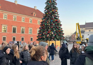 Uczniowie spacerują po Placu Zamkowym w Warszawie.