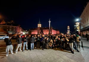 Zdjęcie grupowe wszystkich uczestników wycieczki do Warszawy. W tle Kolumna Zygmunta III Wazy.