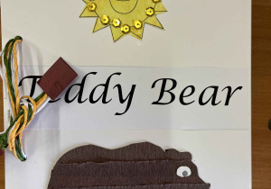 Okładka książki sensorycznej przygotowanej przez uczniów. Elementy wycięte z różnorodnych materiałów plastycznych i dekoracyjnych. Napis- Teddy Bear.