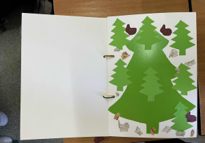 Strona książki sensorycznej - choinki wycięte z papieru kolorowego.