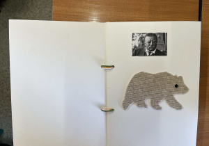 Strona książki sensorycznej – przyklejona fotografia i miś z tkaniny.