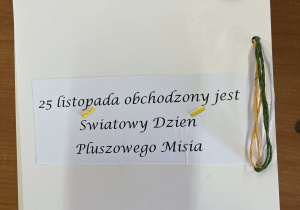 Strona książki sensorycznej z napisem informującym o Międzynarodowym Dniu Pluszowego Misia.