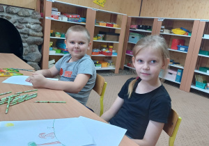 Zajęcia emocjonalno - społeczne - uczniowie z klas pierwszych przygotowują rysunki przedstawiające siebie jako zwierzątko i określają trzy cechy, które opisują wybrane zwierzę oraz uzasadniają swój wybór