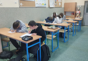Uczniowie w czasie ewaluacji zajęć projektowych w szkole.