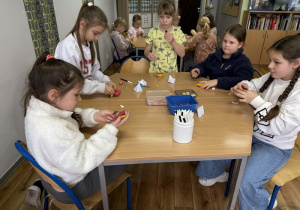 Uczniowie wykonują prace plastyczne – magnesy.
