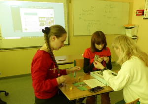 Maria i Natalia programują inteligentne przejście dla pieszych