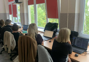 Grupa nauczycieli na Szkoleniu TIK w wyremontowanej pracowni.