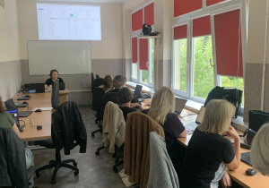 Grupa nauczycieli na Szkoleniu TIK w wyremontowanej pracowni.