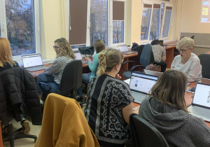 Nauczyciele uczestniczą warsztatach z wykorzystaniem komputerów zakupionych w ramach projektu.
