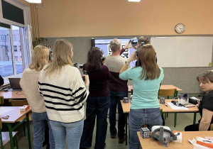Nauczyciele uczestniczą w szkoleniu Class VR.