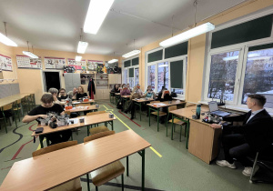 Nauczyciele uczą się posługiwać okularami VR.