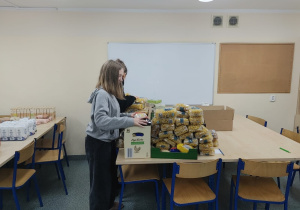 Segregacja darów w SP137 przez wolontariuszy biorących udział w akcji charytatywnej – Tak. Pomagam!