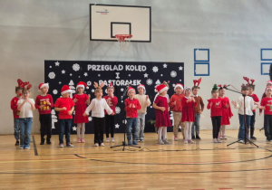 Klasa 1c podczas przeglądu śpiewa piosenkę „Mikołaju”