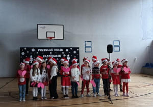 Klasa 2b wykonująca piosenkę „Kochany Panie Mikoaju”