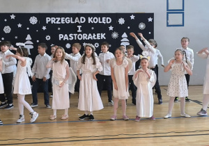 Dzieci z klasy 2c w wykonaniu pastorałki „Zaśpiewajmy kolędę Jezusowi dziś”