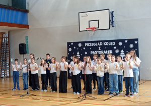 Dzieci z klasy 3c śpiewają piosenkę „Gore gwiazda Jezusowi”