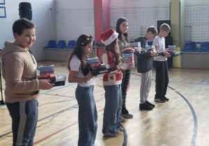 Przedstawiciele klas po odebraniu prezentów w postaci gier.