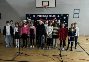 Klasa 4b śpiewa pastorałkę „Od serca do ucha”