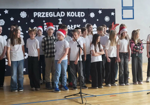 Uczniowie z klasy 5b wykonują kolędę „Gore gwiazda Jezusowi”.