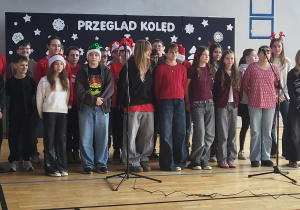 Uczniowie z klasy 6c wykonują kolędę „Dzisiaj w Betlejem”.