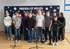 Uczestnicy przeglądu z klasy 7c wykonują pastorałkę – „Nie miały aniołki choinki na święta”.