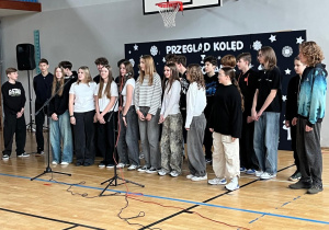 Klasa 8a wykonuje podczas przeglądu kolędę – „Skrzypi wóz”.