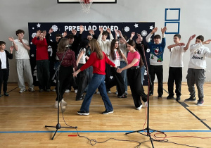Młodzież z klasy 8b prezentuje pastorałkę – „Od serca do ucha”.