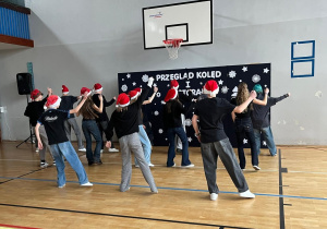 Klasa 8d tańczy i śpiewa utwór świąteczny - "All I Want for Christmas Is You".