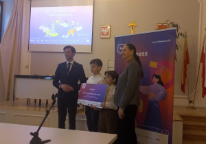 Zdjęcie grupowe nagrodzonych uczestników w projekcie IIT FITNESS TEST 2025