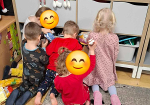 Dzieci z Domu Dziecka oglądają dary przywiezione ze Szkoły Podstawowej nr 137.