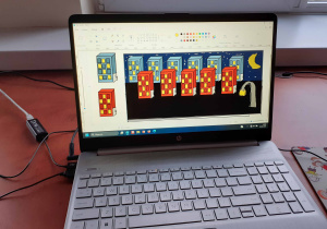 Praca uczniów klasy 3b w programie Paint - projekt osiedla bloków