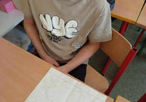 Uczeń prezentuje dyktando graficzne.