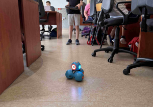 Uczeń posługuje się robotem Dash.