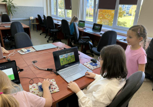 Uczennice prezentują nową funkcję w programie Paint.