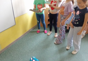 Uczniowie programują za pomocą tabletu robota Dush.