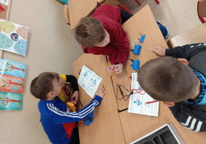 Uczniowie klasy 2a budują proste obwody elektryczne z wykorzystaniem pomocy zakupionych z funduszy Unii Europejskiej.