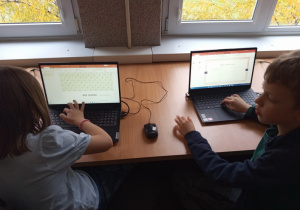 Uczniowie klasy 2a tworzą prezentacje w pracowni wyposażonej w laptopy zakupione z funduszy Unii Europejskiej.