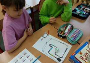 Uczniowie klasy 2a kodują trasę Ozobotów zakupionych z funduszy Unii Europejskiej.