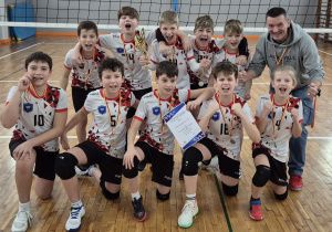 Szczęśliwi zawodnicy ze srebrnymi medalami.