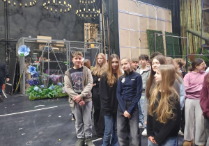 Uczniowie zwiedzają kulisy Teatru Wielkiego.